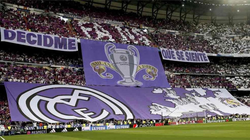 Bandera gigante en un estadio de fútbol