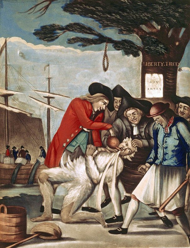 Propaganda británica que muestra al recaudador de impuestos agredido por los patriotas, y en el fondo el motín del té de Boston.