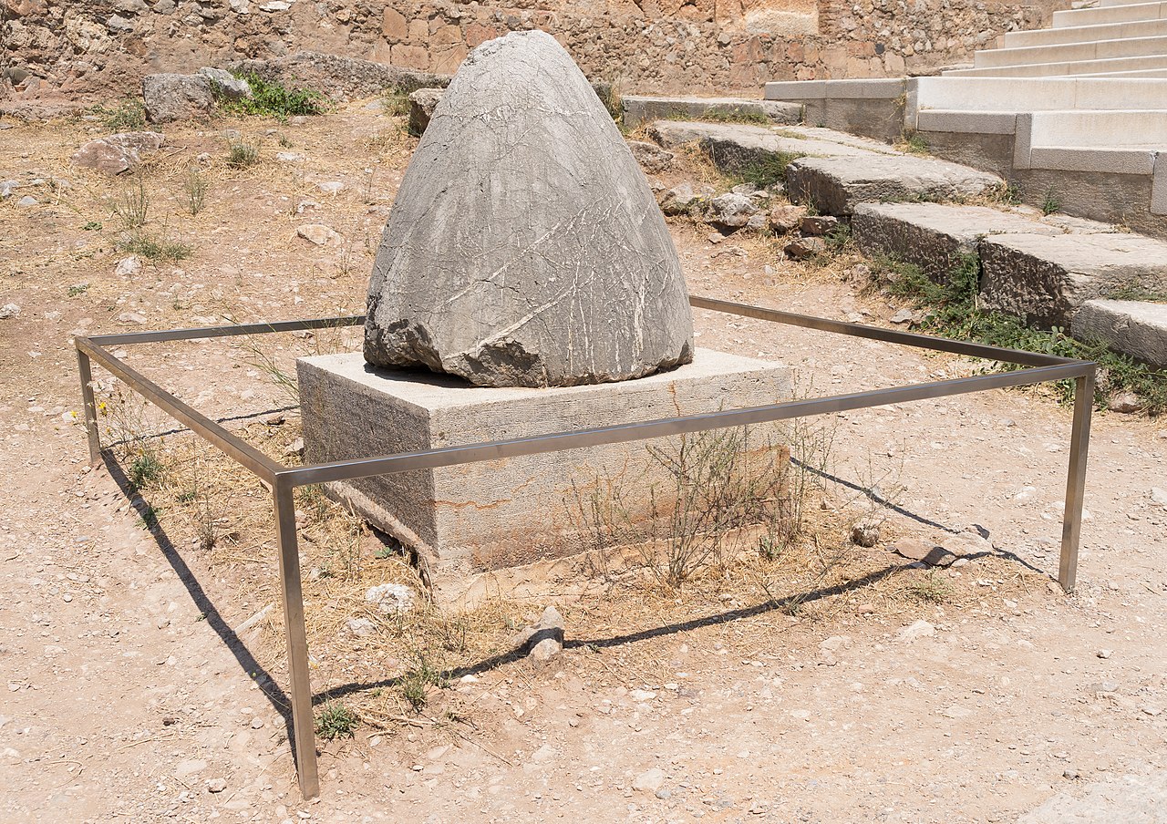 Ónfalos cerca al Templo de Apolo