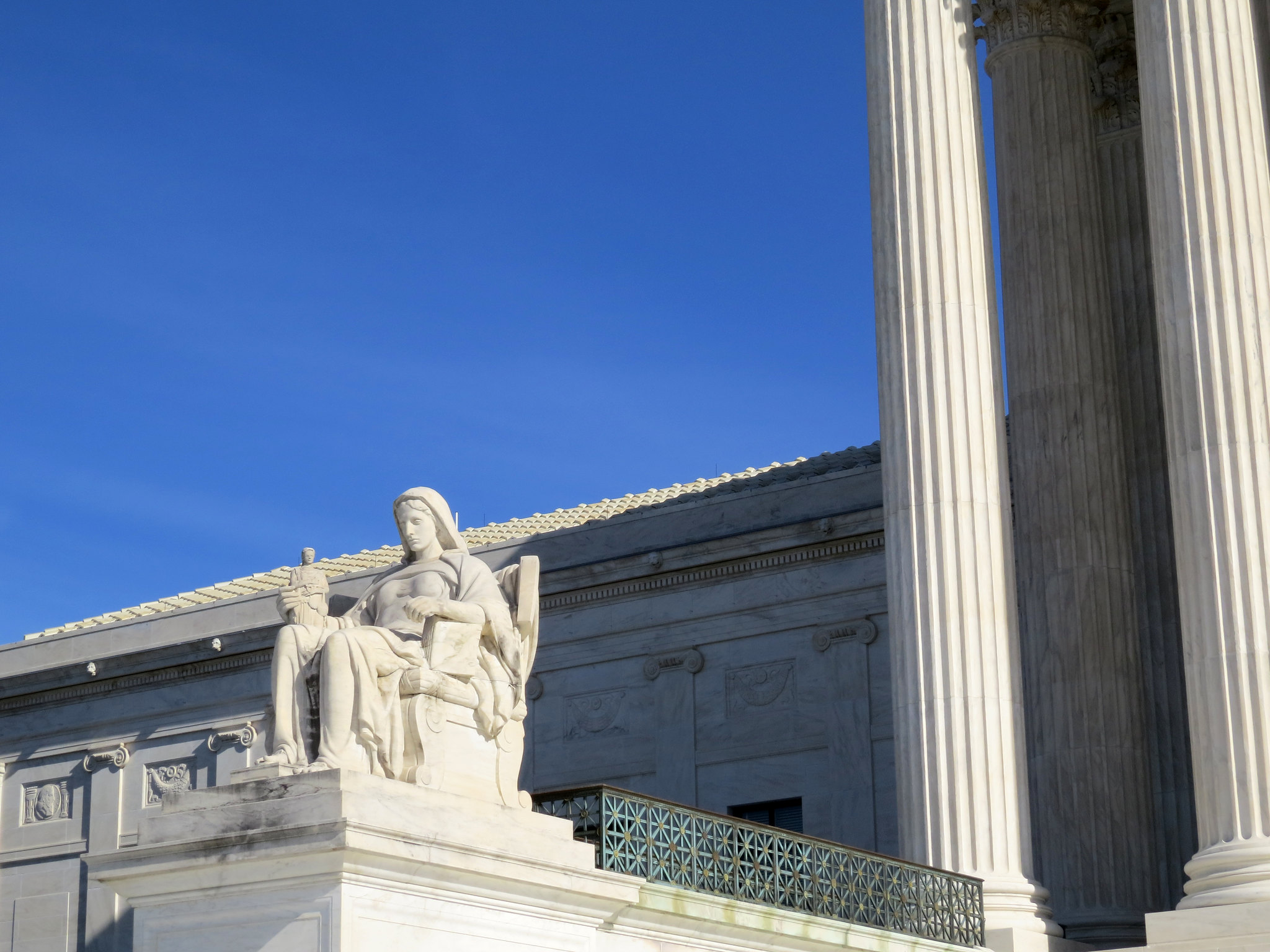 Escultura "Contemplación de la Justicia" en la Corte Suprema de Estados Unidos