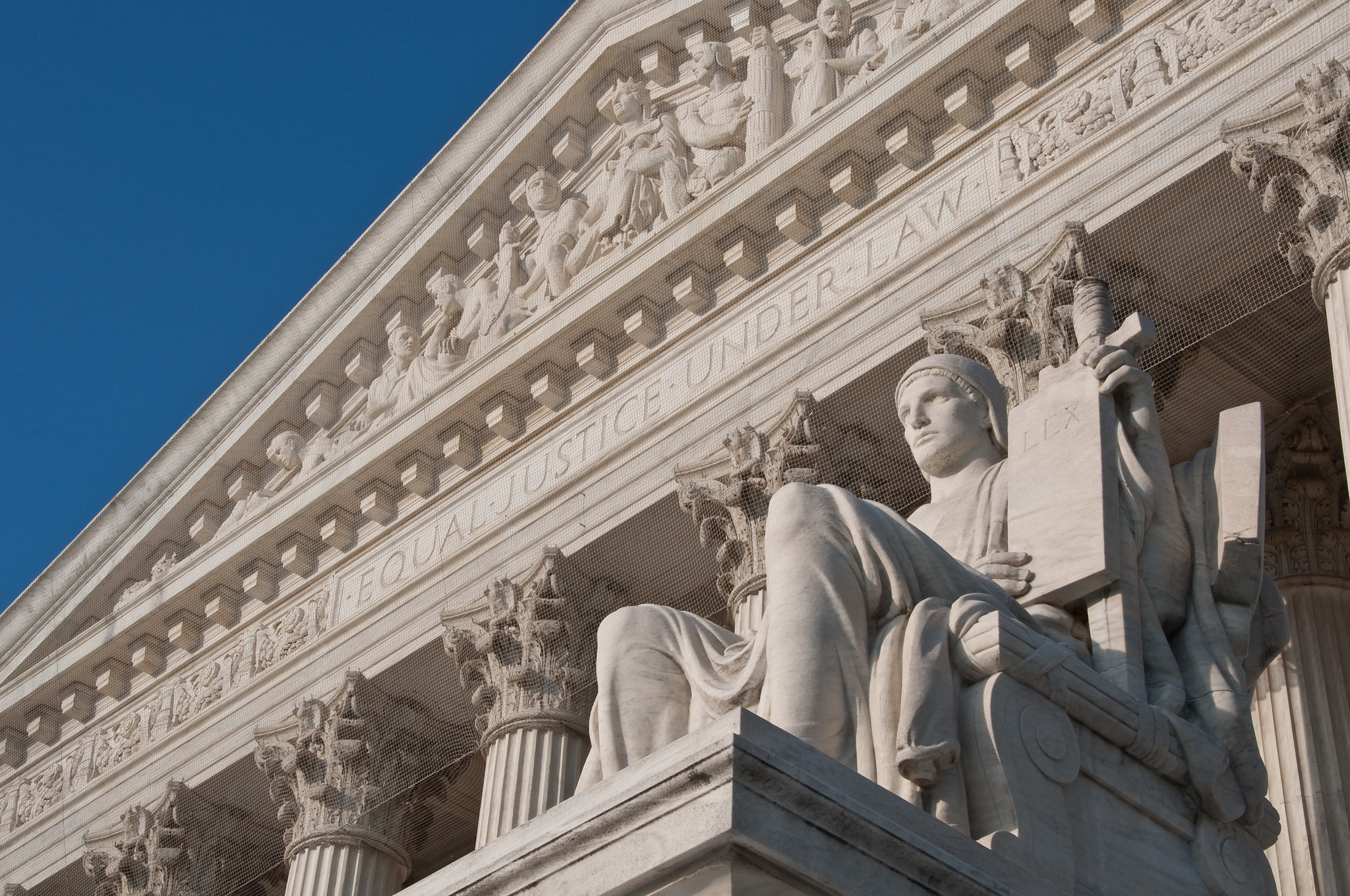 Escultura de la "Autoridad de la la Ley" en la Corte Suprema de Estados Unidos